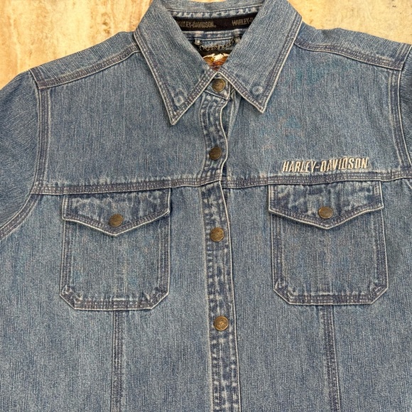Women’s HARLEY DAVIDSON Vintage denim short sleeve button up top. Size small - Picture 5 of 7